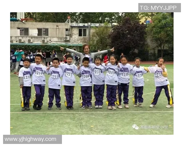 足球明星化妆后踢球挑战视频展现别样魅力与运动激情